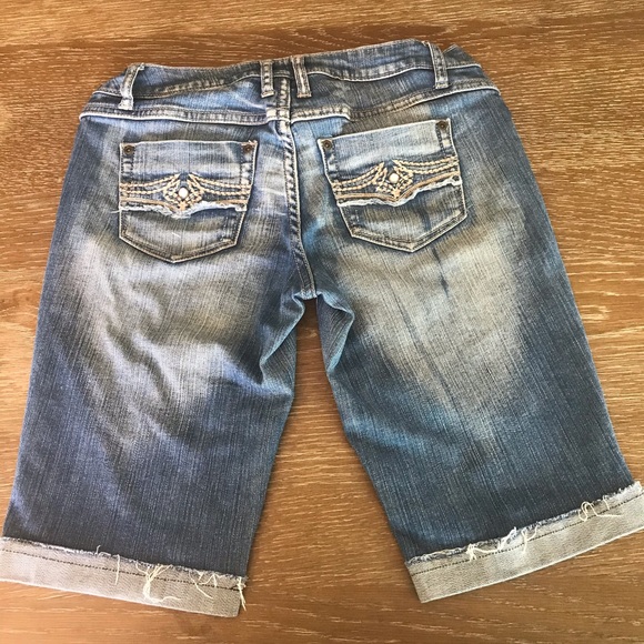 No Boundaries Bermuda cut off Blue Jean shorts - Picture 2 of 4